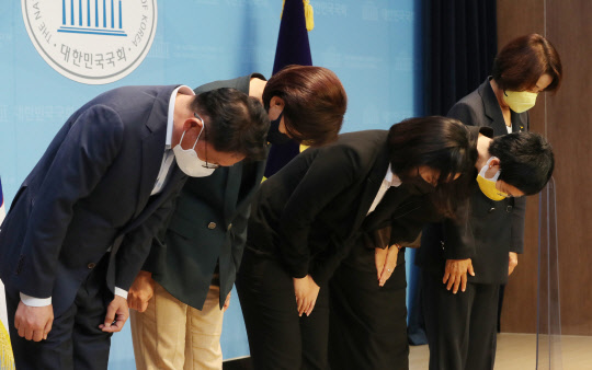 이은주 정의당 비상대책위원장과 의원들이 5일 여의도 국회 소통관에서 당원 총투표 관련 의원단 합동 기자회견을 시작하면서 고개를 숙이고 있다. 오른쪽부터 이 위원장, 장혜영, 류호정, 강은미, 배진교 의원. 공동취재=연합뉴스.